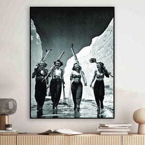 Poster vintage di ragazze che sciano, bianco e nero, sciatrici, foto antica, decorazione per rifugi sciistici, arte murale stampabile, stampe retrò