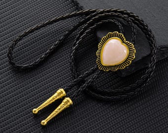 Corbata de bolo con corazón dorado hecha a mano, corbata de bolo para boda, corbata de bolo con piedra rosa, regalo de San Valentín, fiesta de bodas del oeste, joyería de amor vaquero.