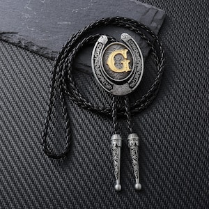 Corbata de bolo de metal G con letra, hecha a mano con cordón de cuero, estilo vaquero vintage, regalo para él o para su boda.