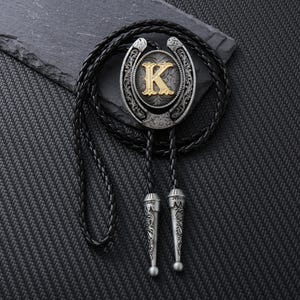 Corbata de bolo de metal K con letra, regalo para padrinos de boda, estilo vaquero vintage, estilo vaquero occidental, regalo para él o para bodas.