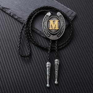 Corbata de bolo de metal con letra M, regalo para padrinos de boda, estilo vaquero vintage, regalo para él.