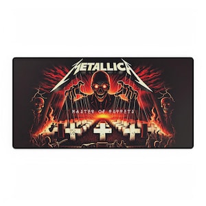 Puede incluir: Un ratón de ordenador negro y rojo con un gráfico de una calavera con ojos rojos y el texto "Metallica Master of Puppets".