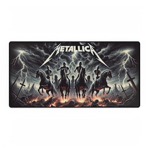 Könnte beinhalten: Schwarze rechteckige Schreibtischunterlage mit dem Bandnamen "METALLICA" in Weiß, über einer dunklen, apokalyptischen Szene. Die Szene zeigt skelettartige Figuren, die auf Pferden durch ein Schlachtfeld mit Blitzen und Kreuzen reiten.