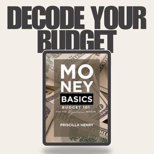 以下が含まれることがあります： 「DECODE YOUR BUDGET」と「MONEY BASICS」のテキストが入ったデジタルグラフィック。画像には、背景にお金が入った本の表紙が表示されたタブレットが写っています。「PHONICS BASED READING COMPREHENSION MINI COURSE」のテキストも表示されています。