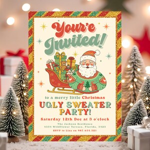 Peut inclure: Une invitation festive pour une soirée "Ugly Sweater". Le design présente le Père Noël dans un pull vert, un traîneau rempli de cadeaux et le texte "Your'e Invited!" dans une police rétro. L'invitation comprend la date, l'heure et le lieu.