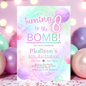 Może przedstawiać: Pastelowe zaproszenie urodzinowe z tekstem "Turning 8 is the BOMB!" i "Madison's 8th Birthday!". Zaproszenie zawiera datę, godzinę i miejsce. Projekt zawiera tła w stylu akwareli i dekoracyjne kule.