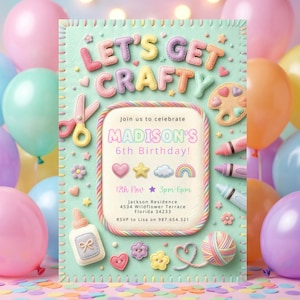 Puede incluir: Una invitación de cumpleaños en colores pastel con el texto "LET'S GET CRAFTY" y "MADISON'S 6th Birthday!". El diseño incluye ilustraciones temáticas de manualidades como tijeras, paleta de pintura, crayones e hilo. Globos y confeti rodean la invitación.
