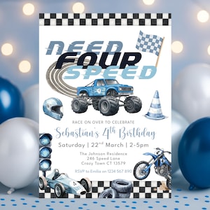 Puede incluir: Una invitación de cumpleaños azul y blanca con temática de carreras. La invitación presenta un monster truck, un coche de carreras, una moto y una bandera a cuadros. El texto incluye "Need Four Speed" y detalles de la fiesta.