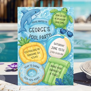 Puede incluir: Invitación a una fiesta en la piscina con un tiburón, una tortuga, gafas de sol, un balón de playa, un flotador de piña, un flotador de donut y un flotador de piscina verde. La invitación dice "George's Pool Party!" con la fecha, hora y dirección.