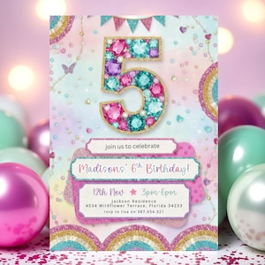 Puede incluir: Una colorida invitación de cumpleaños con un gran número 5 enjoyado. La invitación presenta el texto "join us to celebrate" y "Madisons' 6th Birthday!" con detalles del evento. El diseño incluye arcoíris, purpurina y colores pastel.