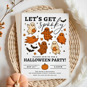 Pu&ograve; includere: Invito per la festa di Halloween con il testo "Let's Get Spooky" e "Halloween Party!" con fantasmi, pipistrelli e zucche dei cartoni animati. L'invito include la data, l'ora e l'indirizzo dell'evento.
