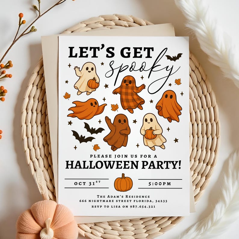 Pu&ograve; includere: Invito per la festa di Halloween con il testo "Let's Get Spooky" e "Halloween Party!" con fantasmi, pipistrelli e zucche dei cartoni animati. L'invito include la data, l'ora e l'indirizzo dell'evento.