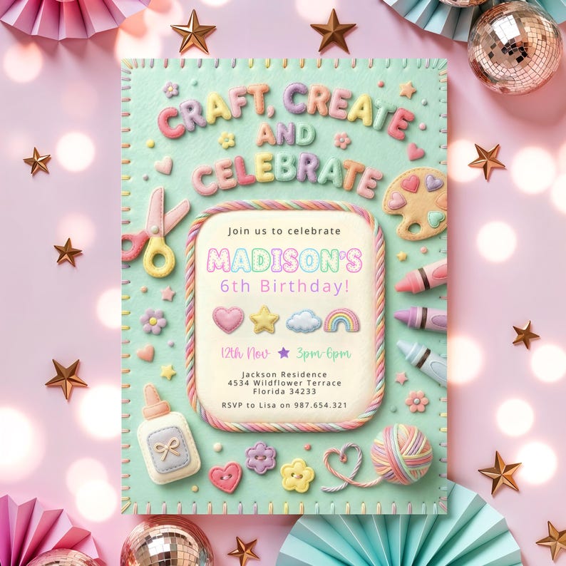 Puede incluir: Una invitaci&oacute;n en colores pastel con el texto "Craft, Create, and Celebrate" para el sexto cumplea&ntilde;os de Madison. El dise&ntilde;o incluye tijeras, una paleta de pintura, crayones y otros elementos tem&aacute;ticos de manualidades. La invitaci&oacute;n est&aacute; rodeada de estrellas decorativas y abanicos de papel.
