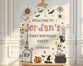 Könnte beinhalten: Ein Halloween-Geburtstagsparty-Schild auf einer hölzernen Staffelei. Auf dem Schild steht "Willkommen zu Jordans erstem Geburtstag!" mit gruseligen Illustrationen von Geistern, Fledermäusen und einem Kürbis.
