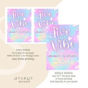 Puede incluir: Invitaciones para una fiesta de 5&ordm; cumplea&ntilde;os. El dise&ntilde;o presenta una paleta de colores pastel con el texto "Five is a Vibe". La invitaci&oacute;n incluye la fecha, la hora y el lugar. Muestra opciones de impresi&oacute;n en casa o en tienda.
