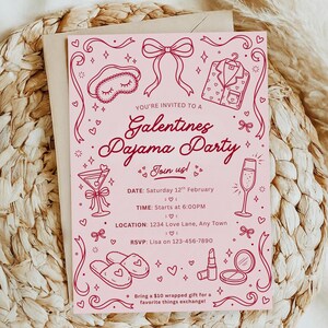 K&ouml;nnte beinhalten: Eine rosa Galentine's Pyjamaparty-Einladung mit burgunderfarbenen Illustrationen von Pyjamas, Hausschuhen und einem Cocktail. Die Einladung enth&auml;lt Datum, Uhrzeit, Ort und RSVP-Informationen. Der Text lautet "Galentines Pajama Party".