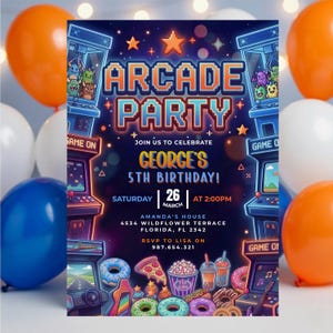 Puede incluir: Una colorida invitación para una fiesta de cumpleaños con temática de arcade. El diseño presenta texto pixelado "Arcade Party" y "¡5º Cumpleaños de George!" con gráficos de juegos de arcade e ilustraciones de comida. Globos en naranja, blanco y azul en el fondo.