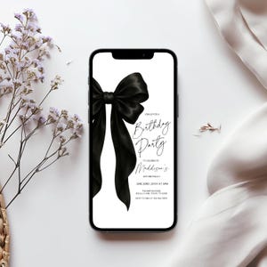 Peut inclure: Invitation &agrave; une f&ecirc;te d'anniversaire en noir et blanc avec un grand n&oelig;ud en satin noir. Le texte indique "Rejoignez-nous pour une f&ecirc;te d'anniversaire pour c&eacute;l&eacute;brer le 30e anniversaire de Maddison le 22 juin 20XX &agrave; 16h00 The Smiths House 103 Lily Lane, Texas, TX 5436 RSVP au [num&eacute;ro de t&eacute;l&eacute;phone]"