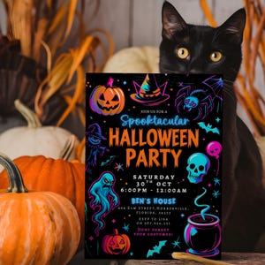 Puede incluir: Una invitaci&oacute;n a una fiesta de Halloween con ilustraciones de ne&oacute;n de una calabaza, un sombrero de bruja, una ara&ntilde;a, una calavera, un fantasma y un caldero. La invitaci&oacute;n dice "Spooktacular Halloween Party" con fecha, hora y lugar. Un gato negro est&aacute; en el fondo.