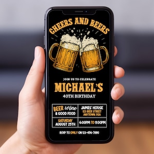 Könnte beinhalten: Ein Smartphone zeigt eine Geburtstagseinladung mit dem Text "Cheers and Beers". Zwei Bierkrüge stoßen an. Die Einladung ist für Michaels 40. Geburtstag, mit Details zu Datum, Uhrzeit und Ort.