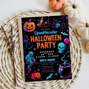 Puede incluir: Una invitaci&oacute;n negra para una fiesta de Halloween con ilustraciones de ne&oacute;n de calabazas, un sombrero de bruja, una ara&ntilde;a, un fantasma, una calavera y un caldero. El texto dice "Spooktacular Halloween Party" con fecha, hora y detalles de la ubicaci&oacute;n.