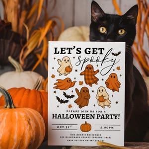 Pu&ograve; includere: Un invito per una festa di Halloween con la scritta "Let's Get Spooky" e illustrazioni di fantasmi, pipistrelli e zucche. Un gatto nero &egrave; sullo sfondo. L'invito include la data, l'ora e l'indirizzo.