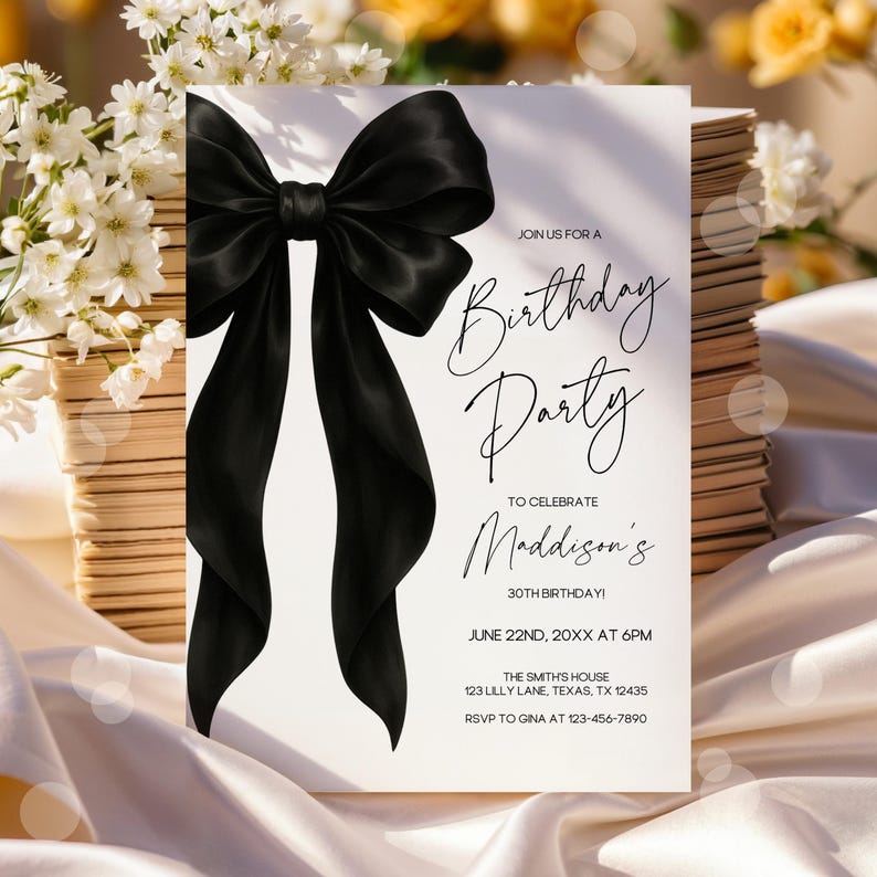 Peut inclure: Une invitation blanche avec un n&oelig;ud en satin noir sur le c&ocirc;t&eacute; gauche. Le texte indique "Rejoignez-nous pour une f&ecirc;te d'anniversaire pour c&eacute;l&eacute;brer le 30e anniversaire de Maddison ! Le 22 juin 20XX &agrave; 18h00 La maison des Smith 123 Lilly Lane, Texas, TX 12435 RSVP &agrave; Gina au 123-456-7890"