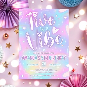 Puede incluir: Una invitaci&oacute;n de cumplea&ntilde;os en colores pastel con el texto "Five is a Vibe". La invitaci&oacute;n incluye detalles para el 5&ordm; cumplea&ntilde;os de Amanda, incluyendo la fecha, hora y lugar. Estrellas y corazones decorativos rodean el texto.