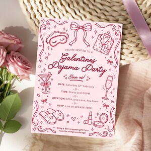 K&ouml;nnte beinhalten: Rosafarbene Galentine's Pyjamaparty-Einladung mit roten Illustrationen einer Schlafmaske, einer Schleife, einem Pyjama-Set, einem Martini, einer Sektfl&ouml;te, Hausschuhen, Lippenstift und Puder. Der Text enth&auml;lt Party-Details.