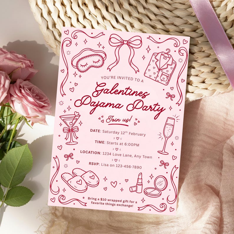 K&ouml;nnte beinhalten: Rosafarbene Galentine's Pyjamaparty-Einladung mit roten Illustrationen einer Schlafmaske, einer Schleife, einem Pyjama-Set, einem Martini, einer Sektfl&ouml;te, Hausschuhen, Lippenstift und Puder. Der Text enth&auml;lt Party-Details.