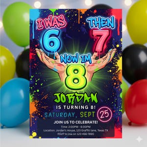 Może przedstawiać: Kolorowe zaproszenie urodzinowe z graffiti. Tekst głosi: "Miałem 6, potem 7, teraz mam 8". Zaproszenie na urodziny Jordana, w sobotę 25 września. Kolorowe balony w tle.