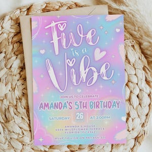Puede incluir: Una invitaci&oacute;n de cumplea&ntilde;os en colores pastel con el texto "Five is a Vibe". La invitaci&oacute;n incluye detalles para el 5&ordm; cumplea&ntilde;os de Amanda, incluyendo la fecha, hora y lugar. El dise&ntilde;o presenta corazones y estrellas.