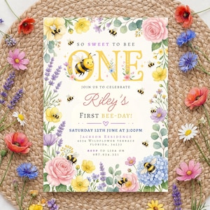 Könnte beinhalten: Eine Einladung zum ersten Geburtstag mit Bienen-Thema. Sie zeigt den Text "So Sweet to Bee One" und "Riley's First Bee-Day!" mit Illustrationen von Bienen, Blumen und Grünzeug. Die Veranstaltungsdetails stehen unten auf der Karte.