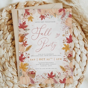 Puede incluir: Una invitación con temática otoñal con las palabras "Fall Party" en una escritura decorativa. La invitación presenta calabazas, hojas de otoño y una cesta de manzanas. También se incluye la fecha y la hora de la fiesta.