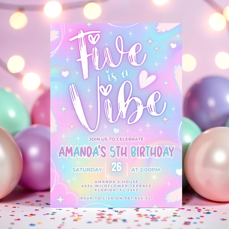 Puede incluir: Una invitaci&oacute;n de cumplea&ntilde;os en colores pastel con el texto "Five is a Vibe". La invitaci&oacute;n incluye detalles para el 5&ordm; cumplea&ntilde;os de Amanda, con fecha, hora y lugar. El dise&ntilde;o presenta corazones, estrellas y nubes.