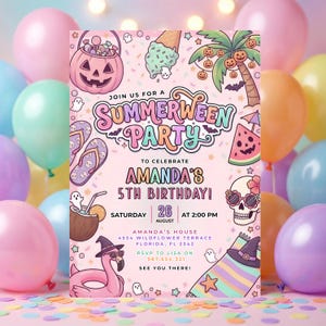 Op de afbeelding: Een roze uitnodiging voor een Summerween-feest, met een pompoenemmer, ijs, palmbomen met pompoenlantaarns en een schedel. De tekst luidt "Summerween Party" en "Amanda's 5th Birthday!" met datum en tijd.