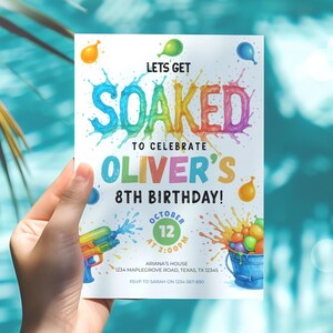 Puede incluir: Una colorida invitación de cumpleaños con las palabras "Lets Get Soaked" y "Oliver's 8th Birthday!". La invitación incluye una pistola de agua, globos y un cubo de globos de agua. La fecha es el 12 de octubre a las 2:00 PM.