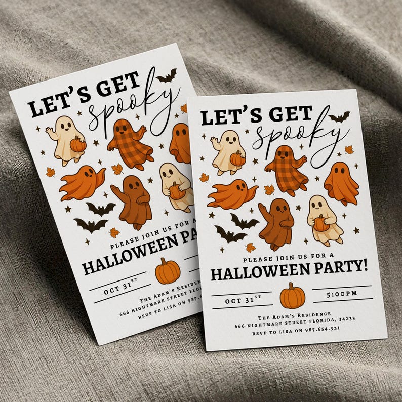 Pu&ograve; includere: Due inviti per una festa di Halloween con il testo "LET'S GET spooky" e "HALLOWEEN PARTY!" con fantasmi, zucche e pipistrelli dei cartoni animati. Gli inviti sono bianchi con grafica nera e arancione.