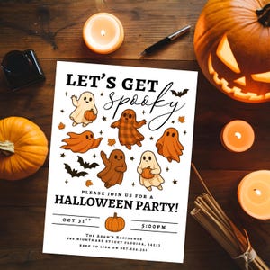 Pu&ograve; includere: Invito per una festa di Halloween con il testo "Let's Get Spooky" e "Halloween Party!" con fantasmi dei cartoni animati, pipistrelli e zucche. L'invito include la data, l'ora e l'indirizzo. L'invito &egrave; circondato da zucche e candele.