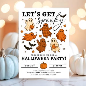 Pu&ograve; includere: Invito per la festa di Halloween con il testo "Let's Get Spooky". L'invito presenta fantasmi, pipistrelli e zucche dei cartoni animati in arancione, marrone e bianco. I dettagli della festa includono la data, l'ora e l'indirizzo.