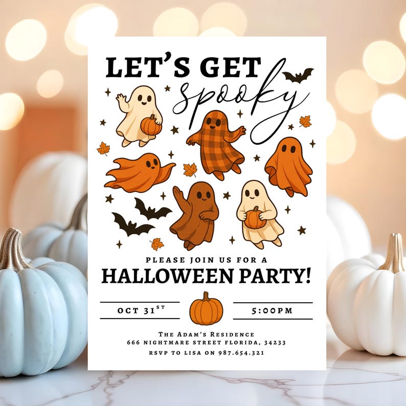Pu&ograve; includere: Invito per la festa di Halloween con il testo "Let's Get Spooky". L'invito presenta fantasmi, pipistrelli e zucche dei cartoni animati in arancione, marrone e bianco. I dettagli della festa includono la data, l'ora e l'indirizzo.