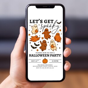 Pu&ograve; includere: Uno smartphone mostra un invito per una festa di Halloween. Il design presenta fantasmi dei cartoni animati, pipistrelli e foglie autunnali. Il testo include "Let's Get Spooky" e i dettagli della festa.