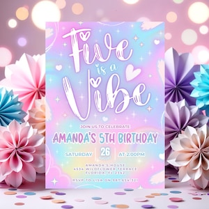 Puede incluir: Una invitaci&oacute;n de cumplea&ntilde;os en colores pastel con el texto "Five is a Vibe". La invitaci&oacute;n incluye detalles para el 5&ordm; cumplea&ntilde;os de Amanda, con fecha, hora y lugar. Flores de papel decorativas en rosa, morado y azul rodean la invitaci&oacute;n.