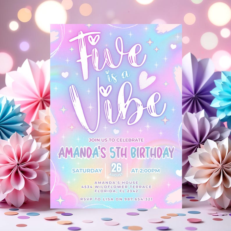 Puede incluir: Una invitaci&oacute;n de cumplea&ntilde;os en colores pastel con el texto "Five is a Vibe". La invitaci&oacute;n incluye detalles para el 5&ordm; cumplea&ntilde;os de Amanda, con fecha, hora y lugar. Flores de papel decorativas en rosa, morado y azul rodean la invitaci&oacute;n.