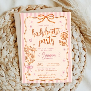 Könnte beinhalten: Eine rechteckige Einladungskarte für eine Junggesellinnenparty mit hellrosa-weiß gestreiftem Hintergrund. Das Design zeigt orangefarbene Strichzeichnungen eines Cocktailglases, Orangenscheiben und einer Schleife. Der Text enthält "bachelorette party".