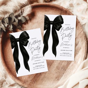 Peut inclure: Deux invitations de f&ecirc;te d'anniversaire noires et blanches avec un n&oelig;ud en satin noir sur chacune. Le texte sur les invitations indique "Rejoignez-nous pour une f&ecirc;te d'anniversaire" et "Pour c&eacute;l&eacute;brer le 30e anniversaire de Maddison".