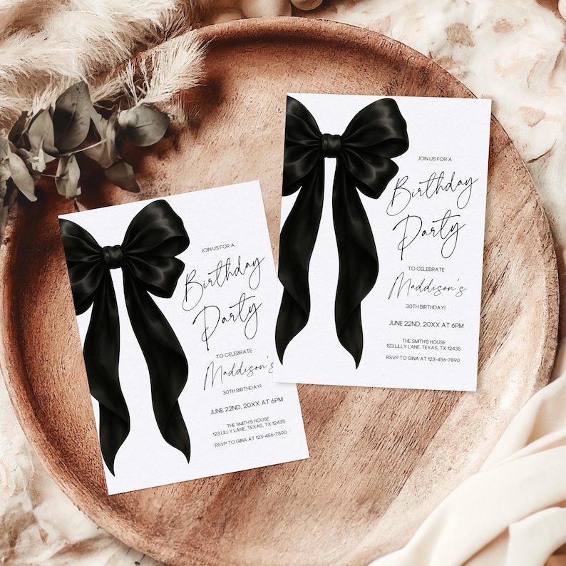Peut inclure: Deux invitations de f&ecirc;te d'anniversaire noires et blanches avec un n&oelig;ud en satin noir sur chacune. Le texte sur les invitations indique "Rejoignez-nous pour une f&ecirc;te d'anniversaire" et "Pour c&eacute;l&eacute;brer le 30e anniversaire de Maddison".