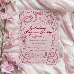 K&ouml;nnte beinhalten: Rosafarbene Galentine's Pyjamaparty-Einladung mit roten Illustrationen einer Schlafmaske, einer Schleife, Pyjamas, Martini, Sektglas, Hausschuhen, Lippenstift und Puder. Der Einladungstext lautet "Galentine's Pajama Party".