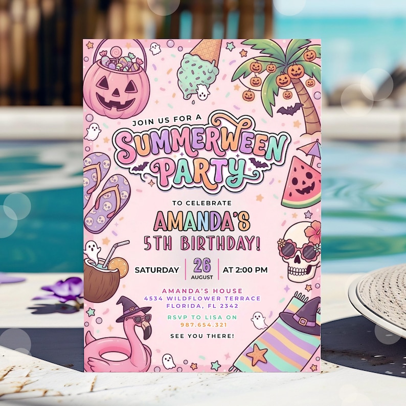 Op de afbeelding: Een roze uitnodiging voor een "Summerween Party" met illustraties van een pompoen, ijs en een palmboom. De tekst kondigt "Amanda's 5e verjaardag!" aan met datum en tijd. Andere illustraties: flamingo, geesten en watermeloen.