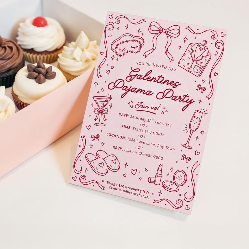 K&ouml;nnte beinhalten: Eine rosa Galentine's Pyjamaparty-Einladung mit Illustrationen einer Schlafmaske, Pyjamas, Hausschuhen und Cocktails. Die Einladung enth&auml;lt Datum, Uhrzeit, Ort und RSVP-Informationen. Cupcakes in einer Box sind im Hintergrund.